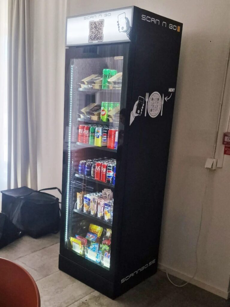 Foodlock obemannad butik med mat dryck snacks och mobilbetalning