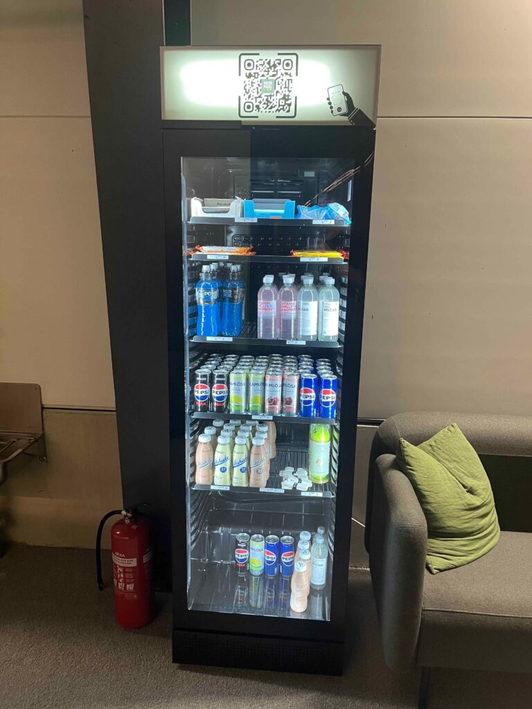 Foodlock obemannad butik med självbetjäningskyl för drycker och snacks