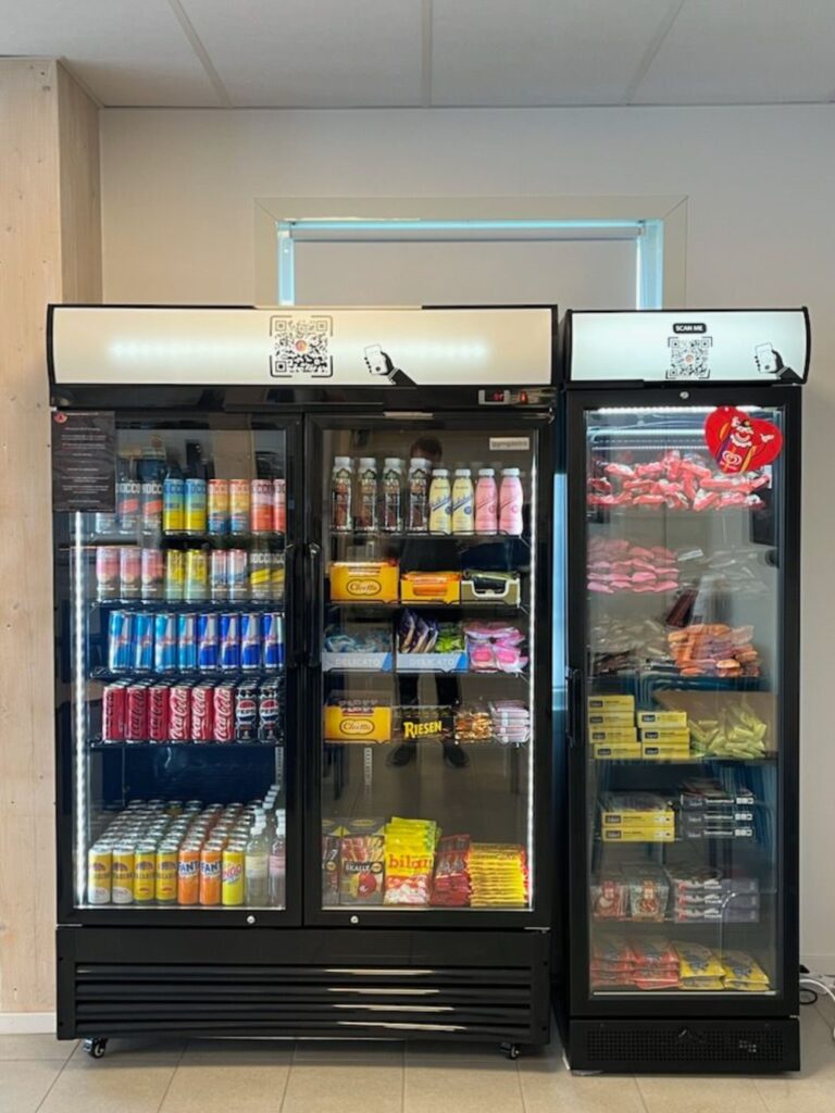 Foodlock obemannad butik med självbetjäningskylar för mat dryck och snacks