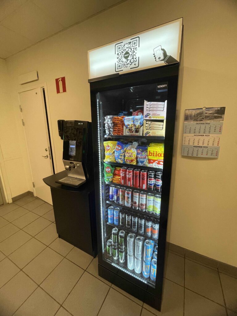 Foodlock obemannad butik på arbetsplats med dryck snacks och självbetjäning via QR kod