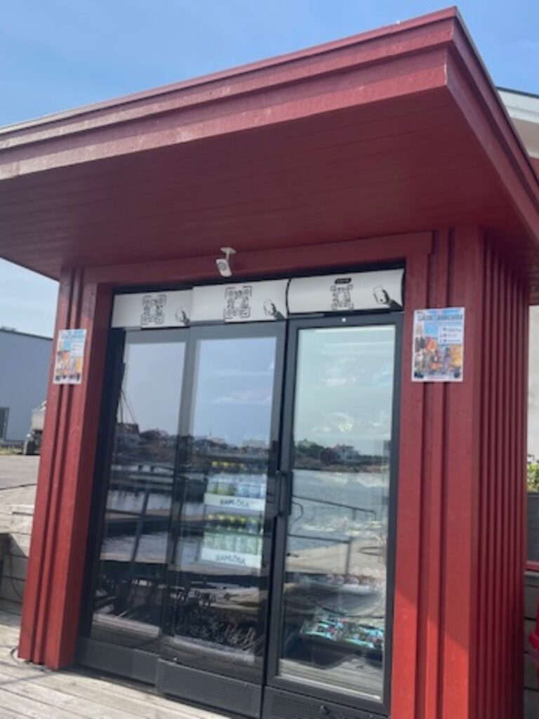 Foodlock obemannad butik utomhus sjöbod med självbetjäningskylar och QR betalning