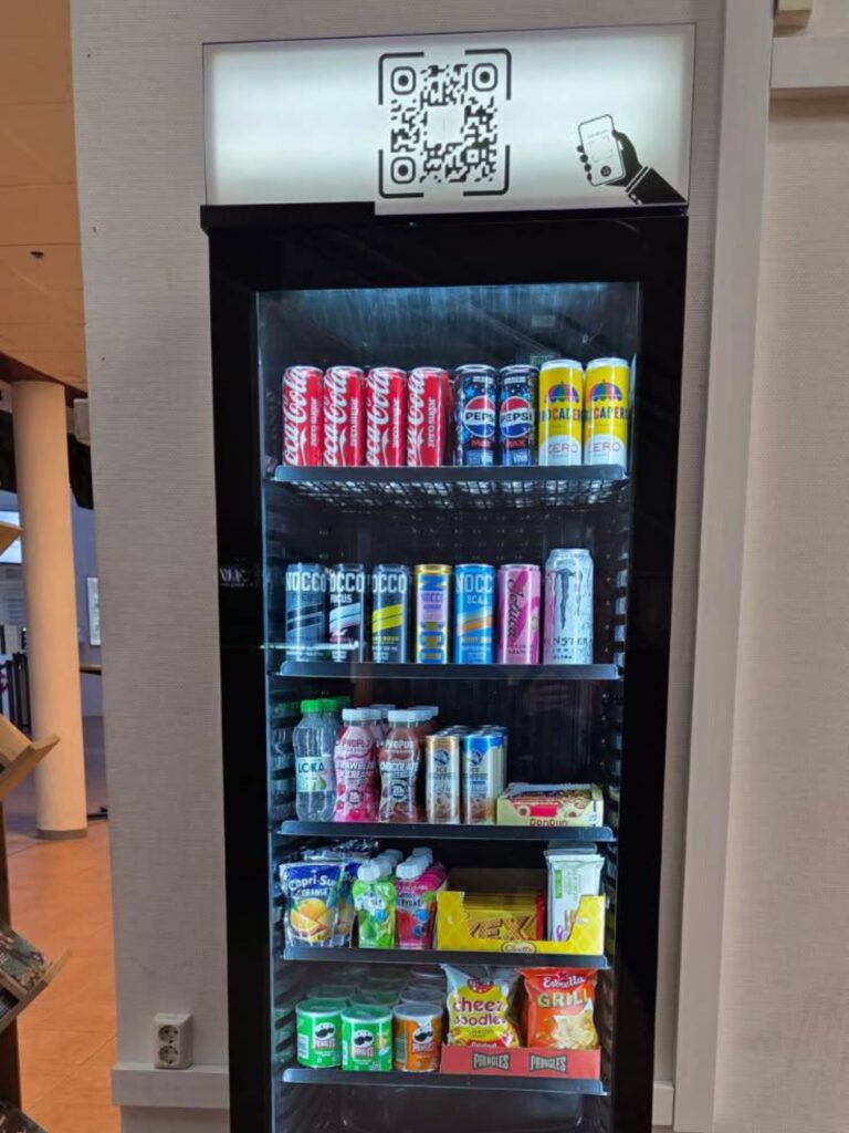 Foodlock obemannad självbetjäningskyl med dryck snacks och mobilbetalning