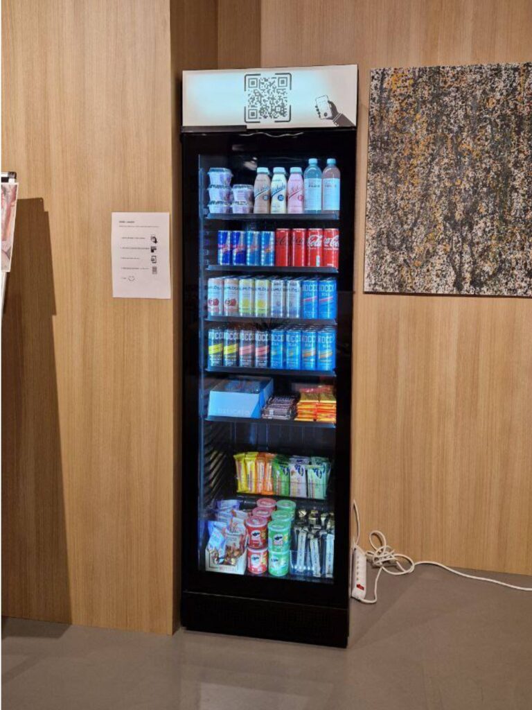 Foodlock obemannad självbetjäningskyl med dryck snacks och proteinprodukter