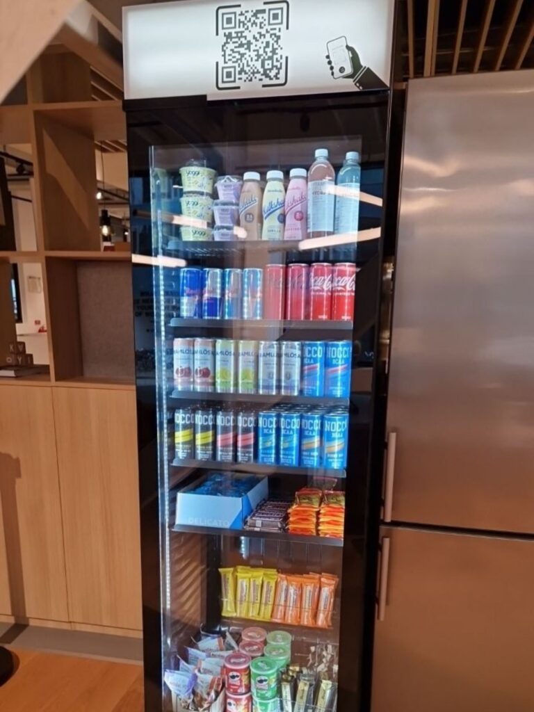 Foodlock obemannad självbetjäningskyl med energidryck proteinprodukter och snacks