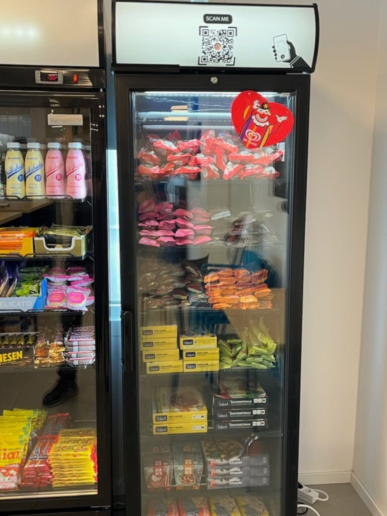 Foodlock obemannad självbetjäningskyl med glass snacks och QR betalning