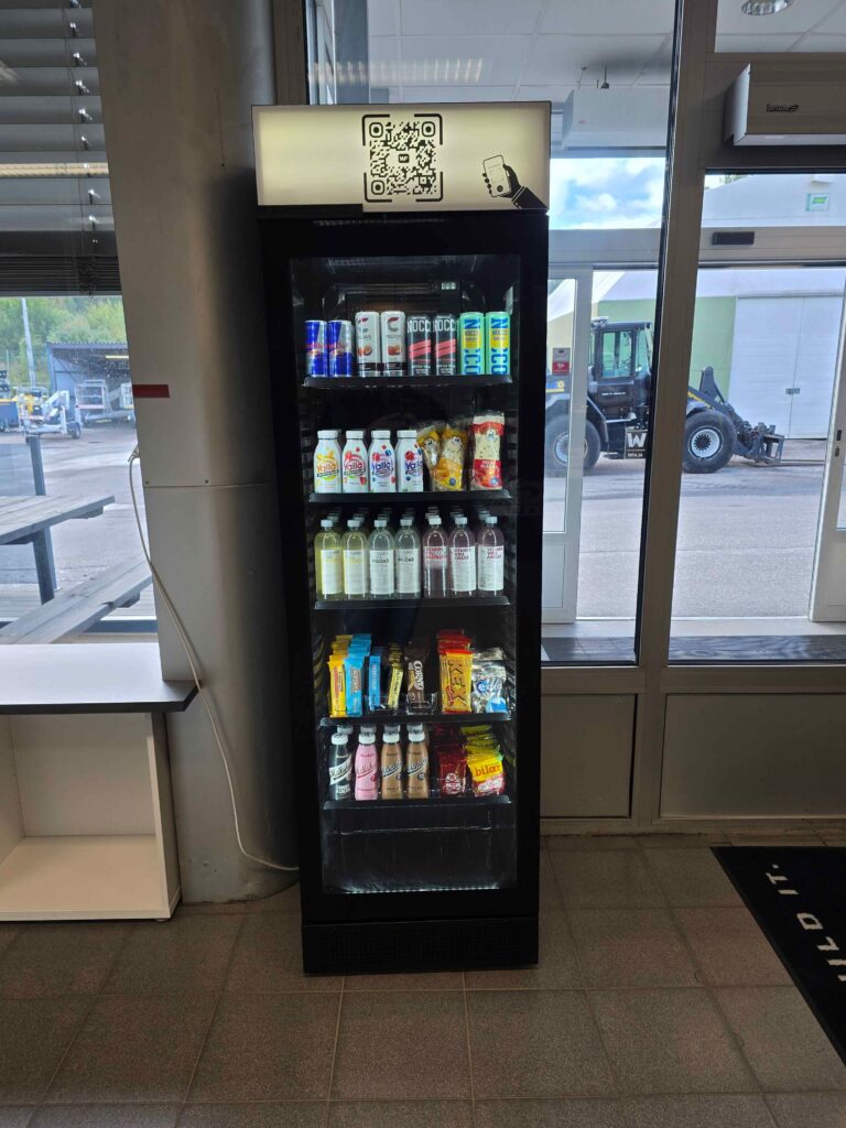 Foodlock obemannad självbetjäningskyl på arbetsplats med dryck snacks och QR betalning