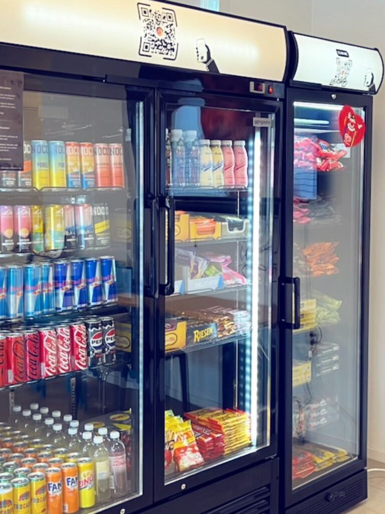 Foodlock obemannade självbetjäningskylar med dryck snacks glass och mobilbetalning